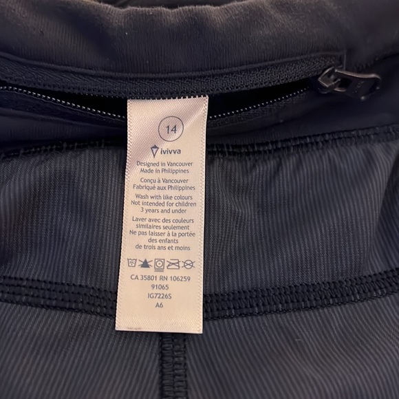 Ivivva workout shorts in dark navy. Size 14 - Picture 5 of 7